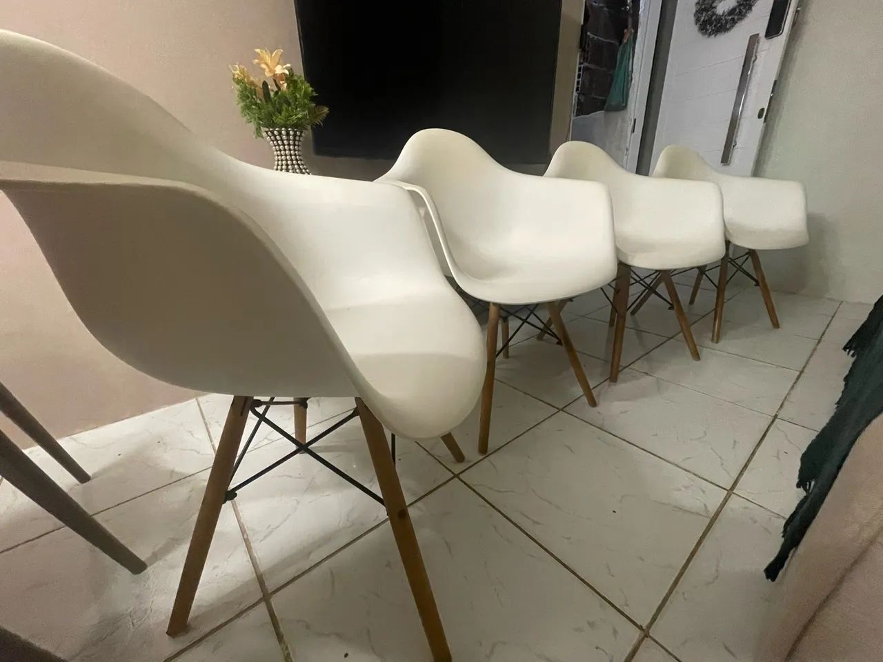 Cadeira branca 4 unidade  - Foto 2