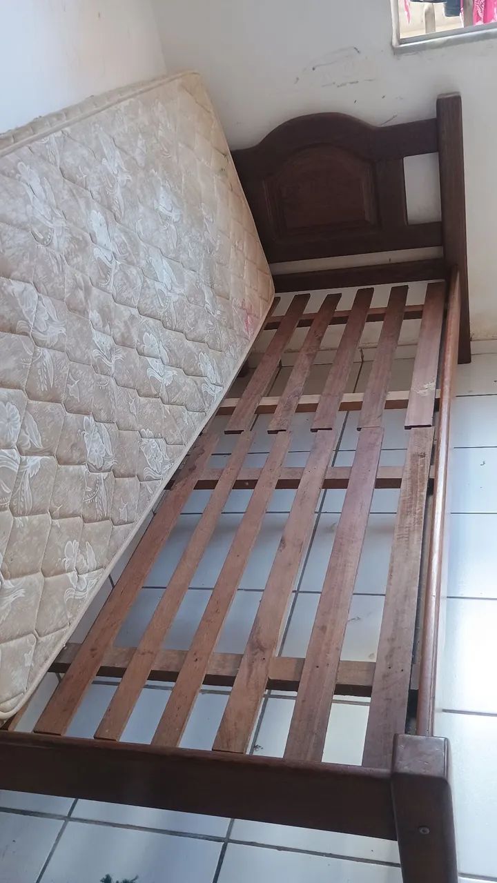 Vendo Cama de Solteiro, madeira Legítima + Colchão. 