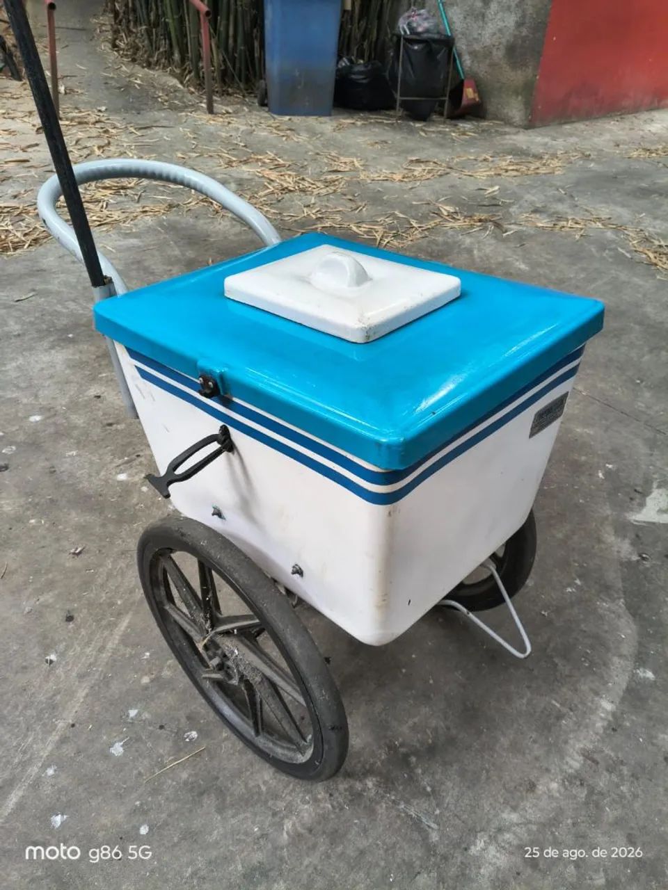 Vendo carrinho de picolé semi novo 