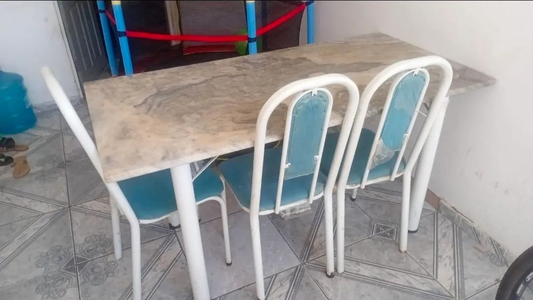 Mesa de marmore 3 cadeiras