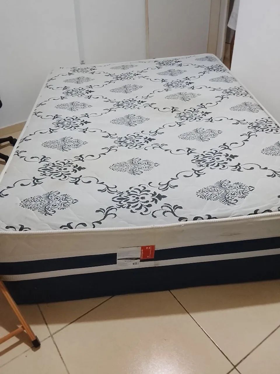 Vende-se uma cama box casal em excelente estado 