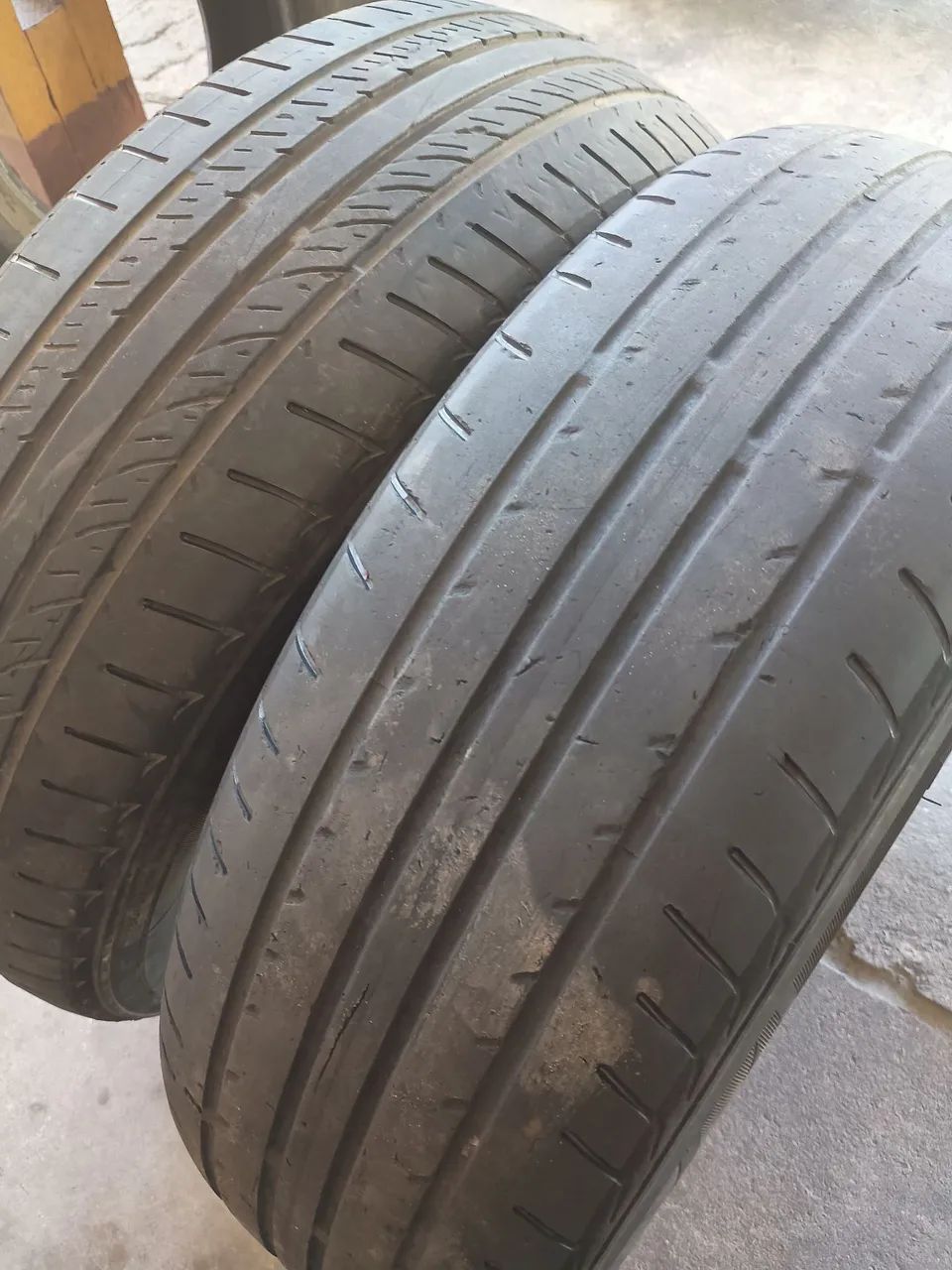 2 PNEUS ARO 15 