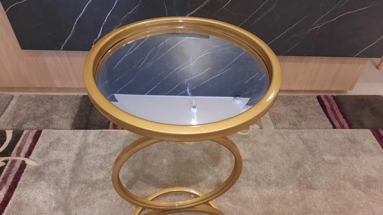 Mesa de Apoio Dourada com Espelho - Sofisticação para o seu Ambiente! - Foto 2