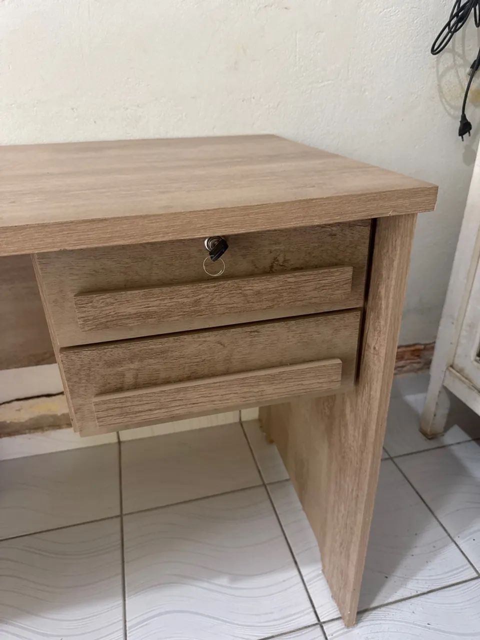 VENDO MESA PARA ESTUDO COM DUAS GAVETAS - Foto 3
