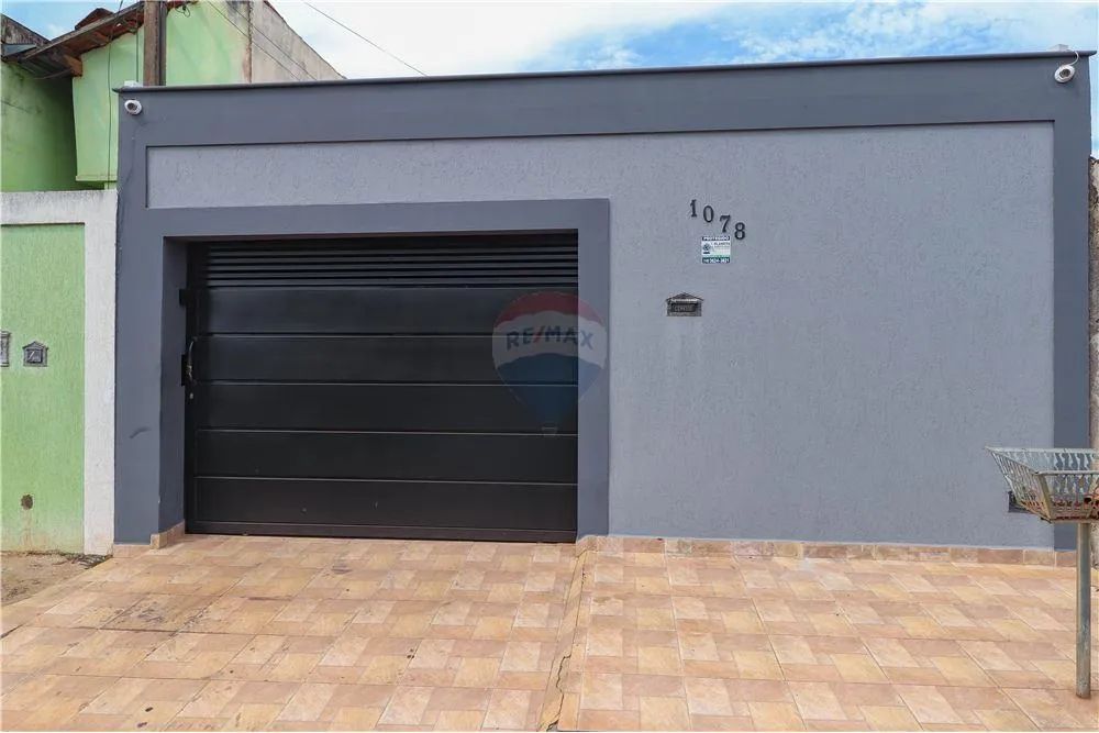 CASA a venda com 3 quartos e varanda com churrasqueira