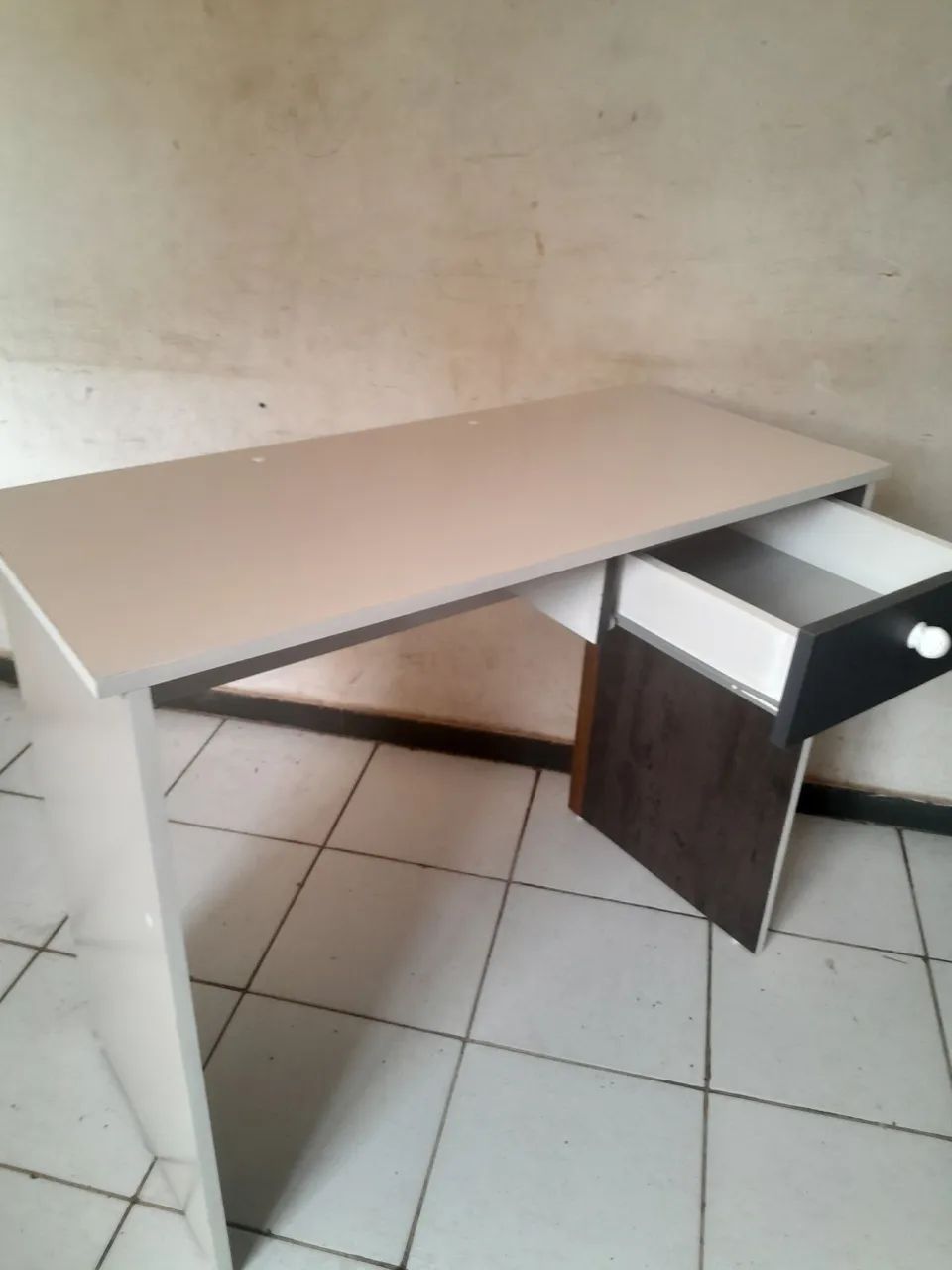 Escrivaninha com gaveta  - Foto 2