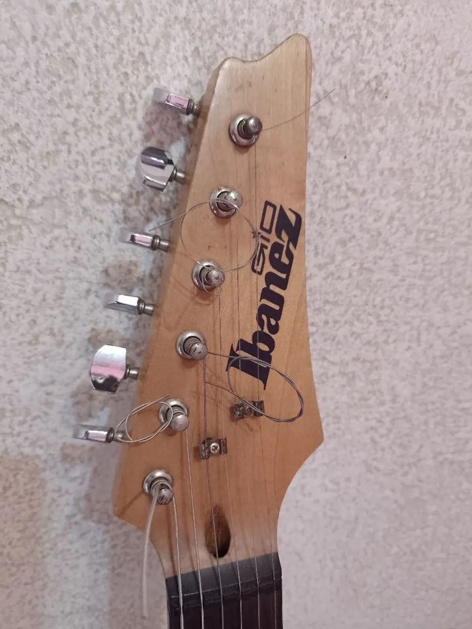 Guitarra Ibanez GRX40, troco em outra ibanez ou vendo - Foto 2
