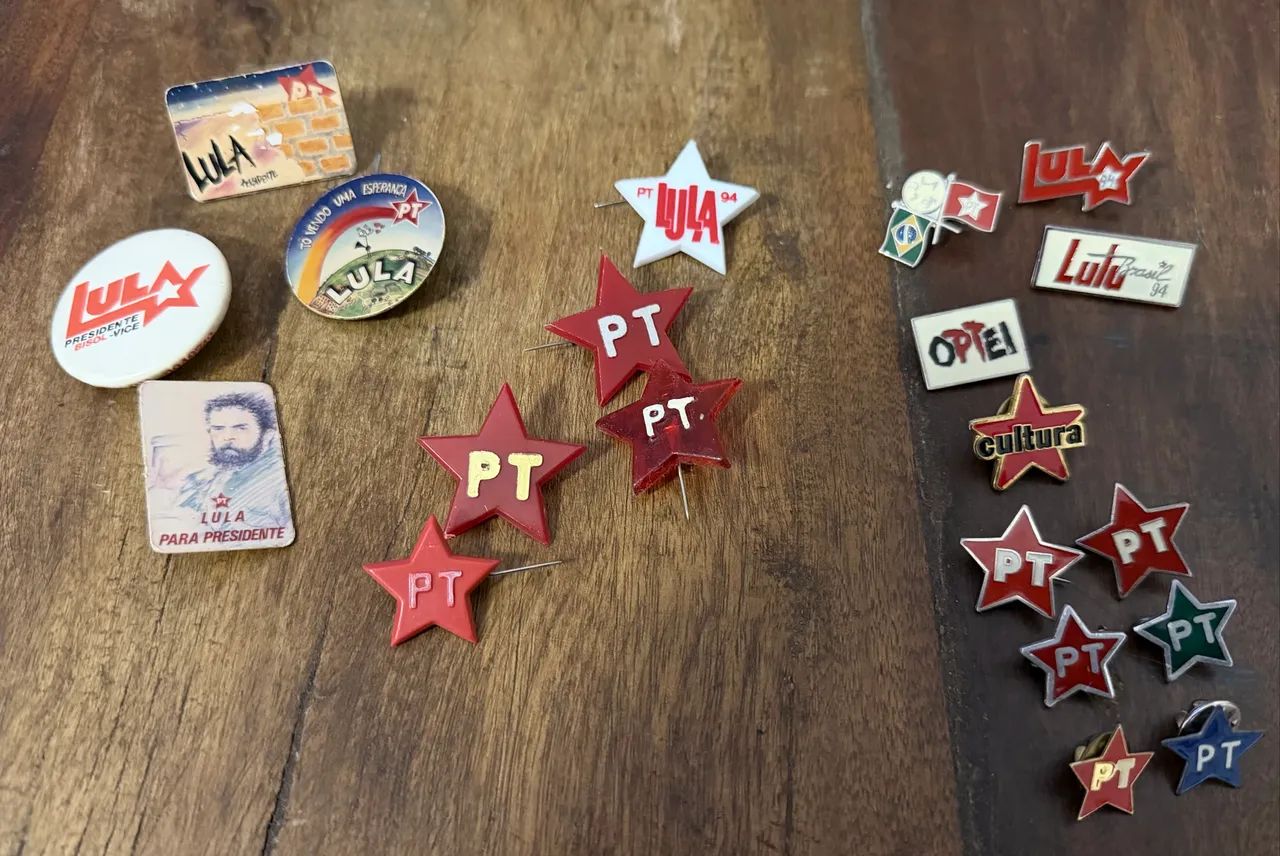 Coleção PT Lula - Buttons, Pins, Estrelas e Broches Históricos - Foto 4