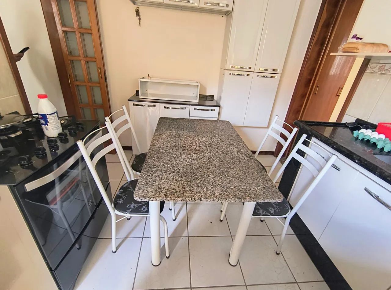 Mesa de mármore com 4 cadeiras em ótimo estado  - Foto 5