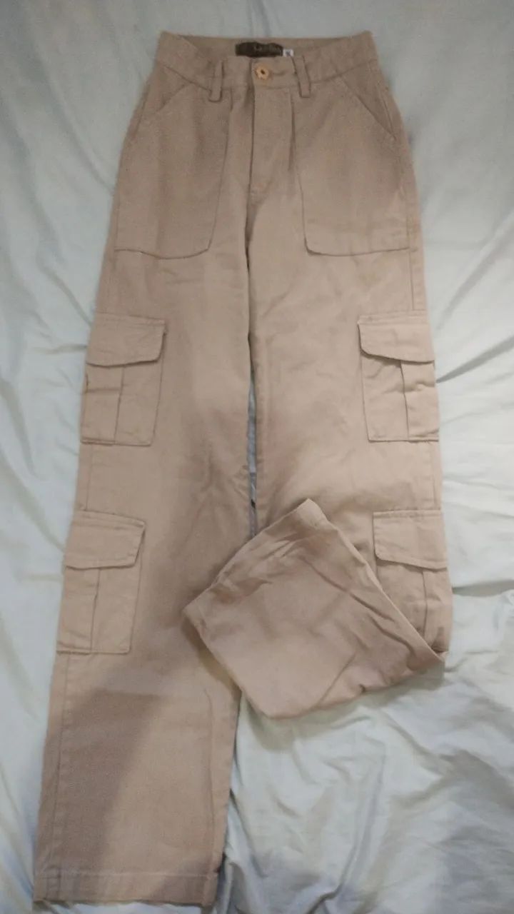 calça bege estilo cargo com modelagem wide leg da marca Latilah - Foto 3