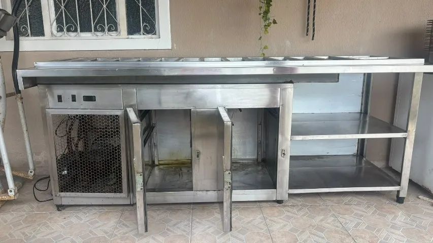 Balcão refrigerado com pista fria