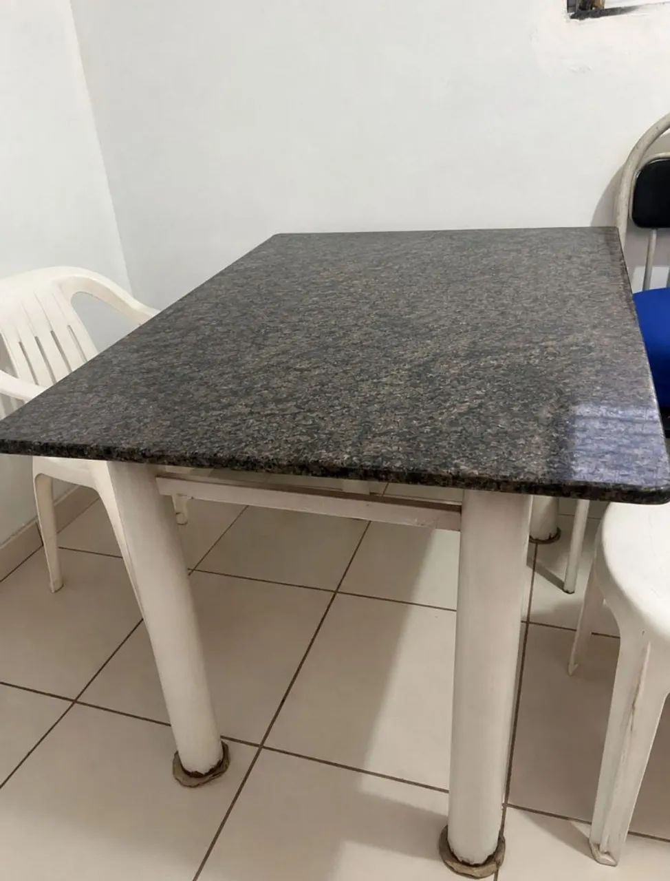 Mesa de mármore sem cadeira 