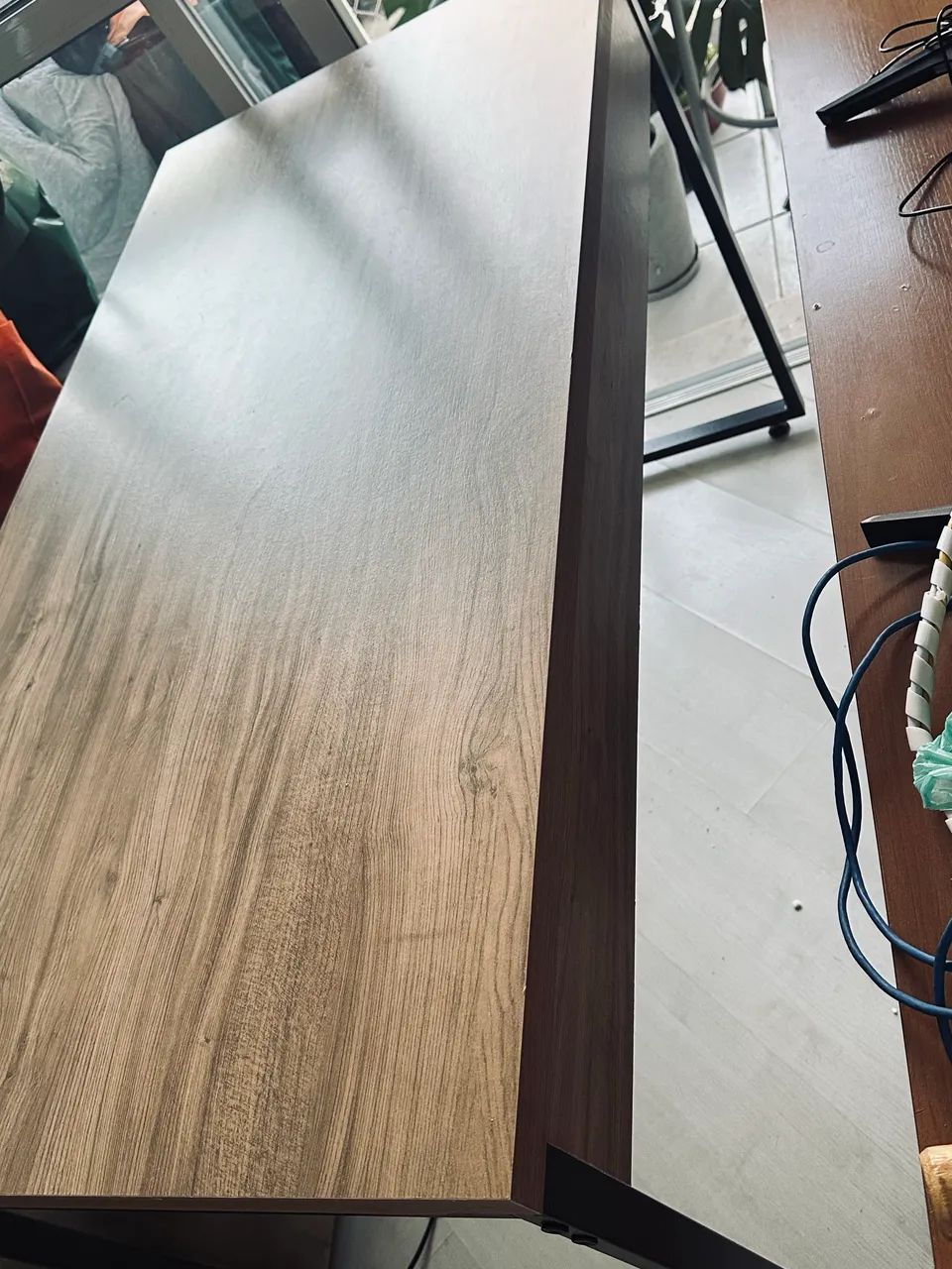 mesa de escritório com tampo de madeira e base industrial de ferro preto - Foto 3