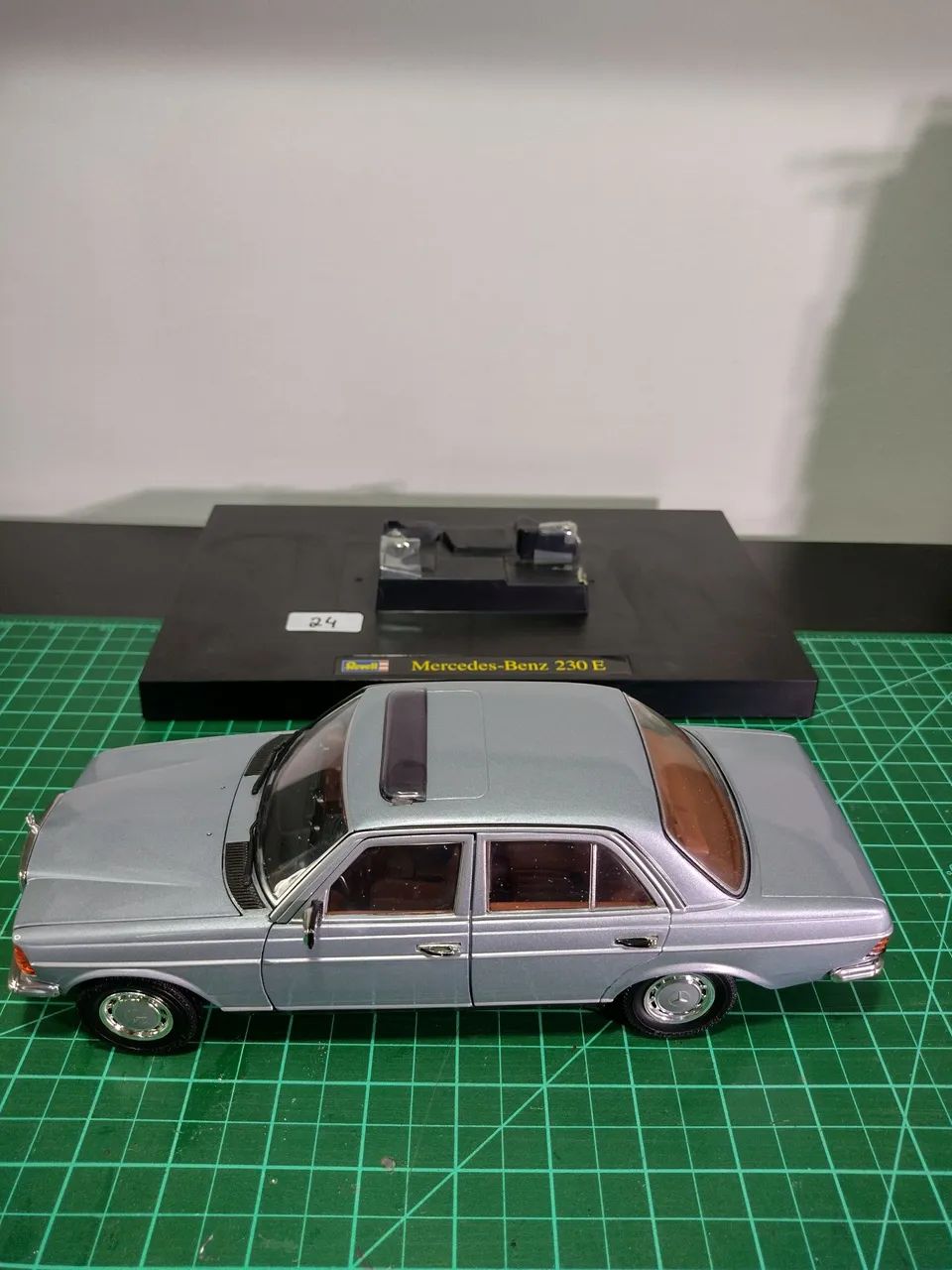 Miniatura Mercedes 230 E 1/18 - Foto 2