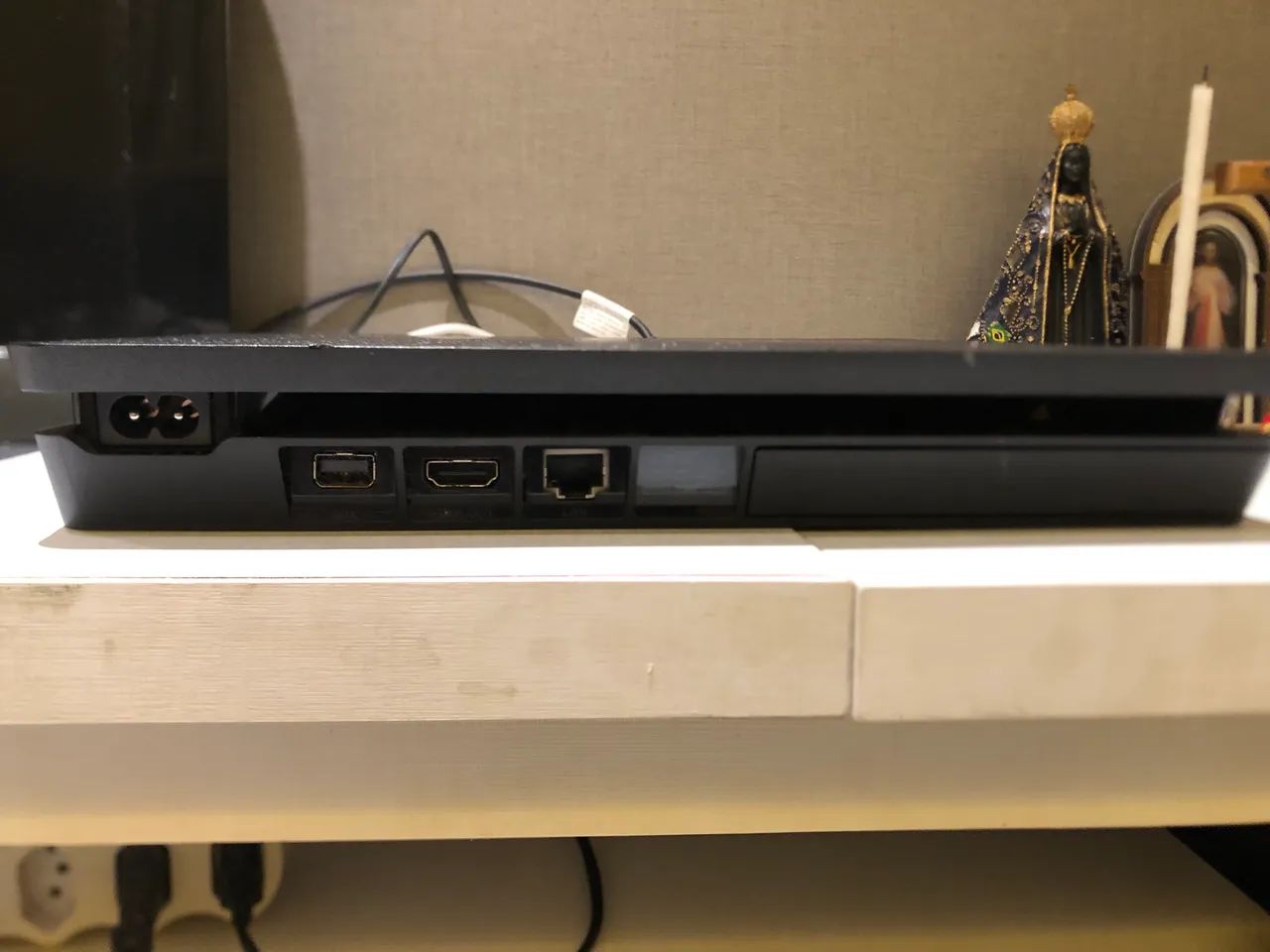 Ps4 com 2 controles em ótimo estado  