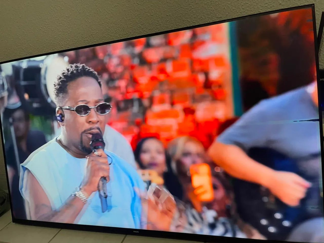 Vendo televisão 65 polegadas c risco do lado preto mais não interfere nada  - Foto 3