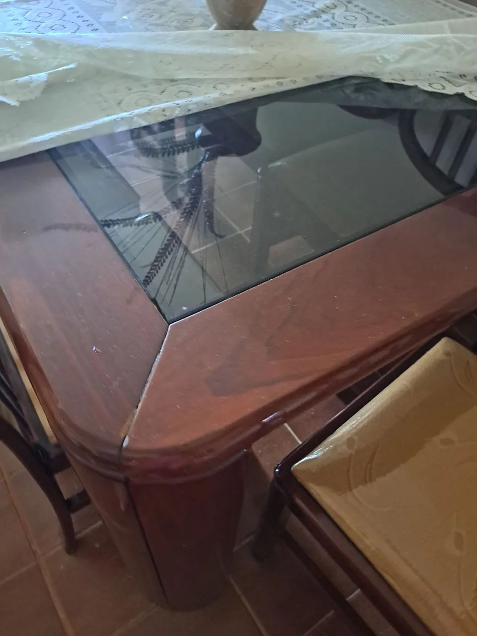 Vendo mesa com 8 cadeiras  - Foto 2