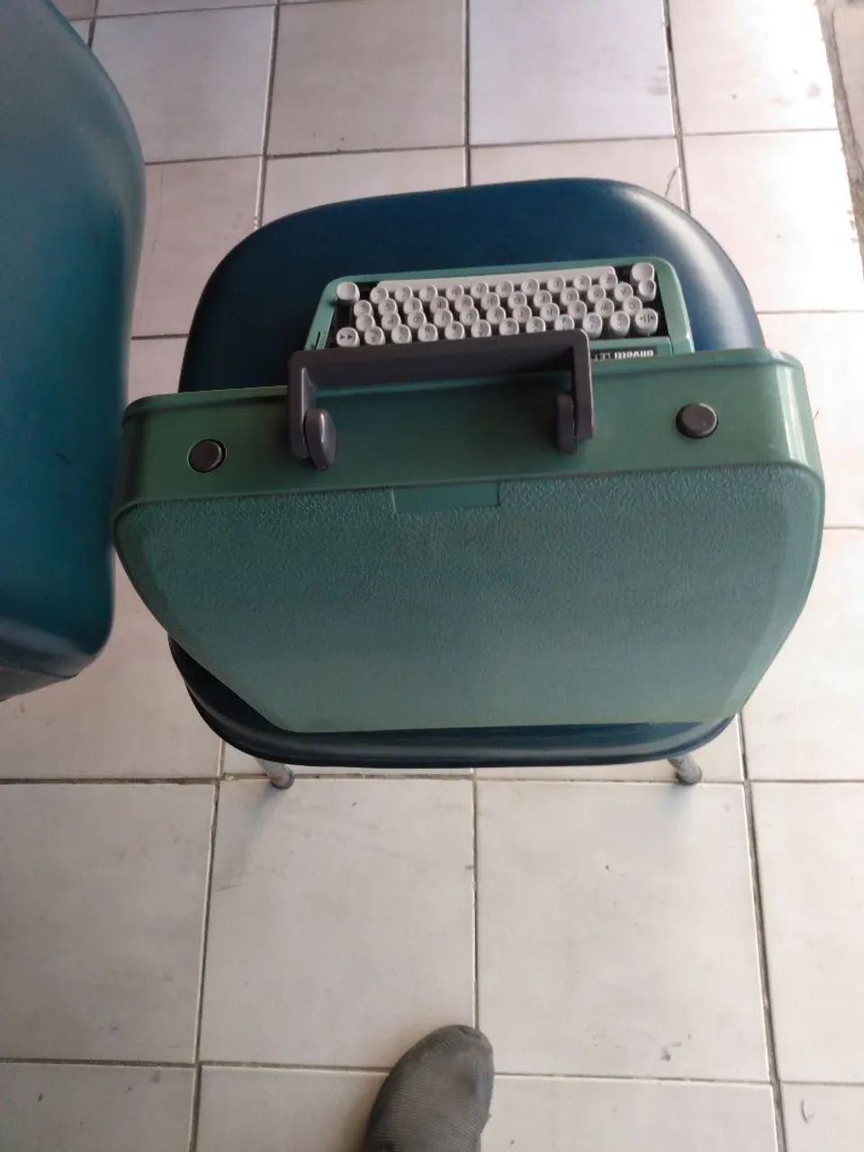 Máquina de escrever antiga olivetti65115400814466125