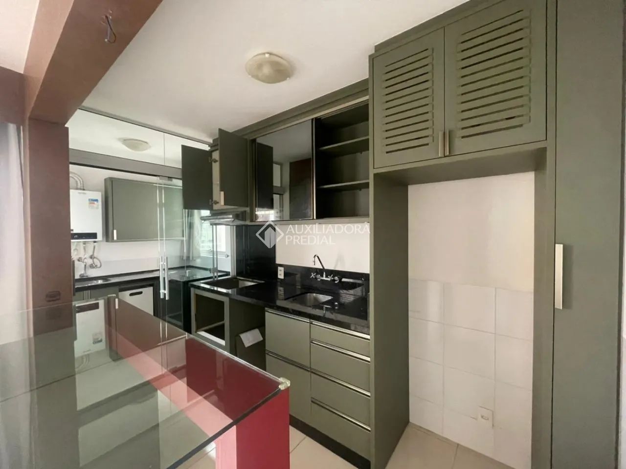 Apartamento semi mobiliado de 2 dormitórios no Centro de Florianópolis - Foto 4