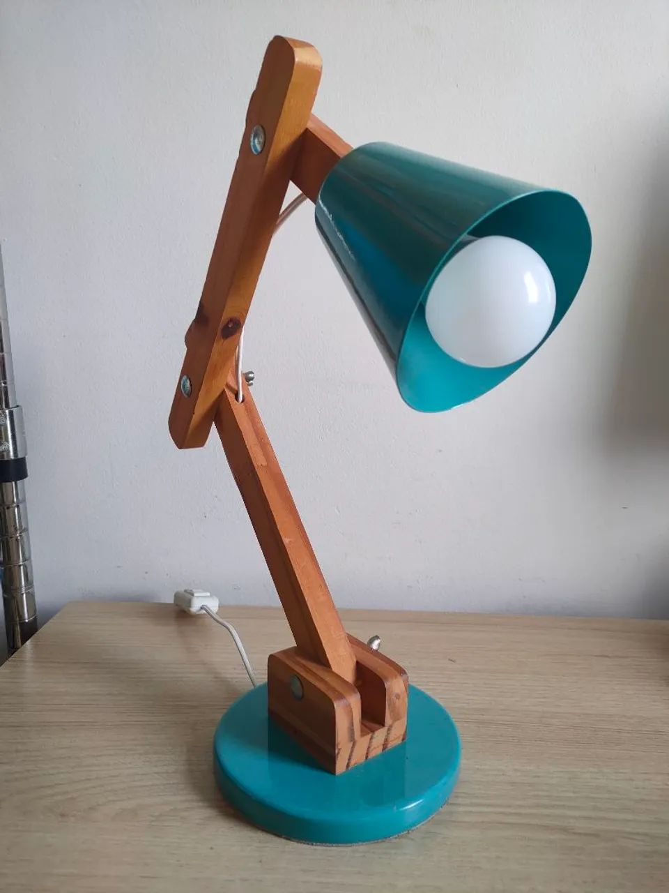 Luminária articulada em madeira