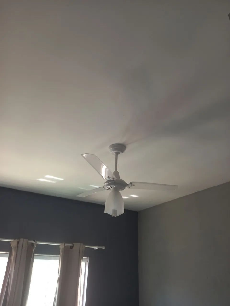 2 Ventiladores de teto com luzes