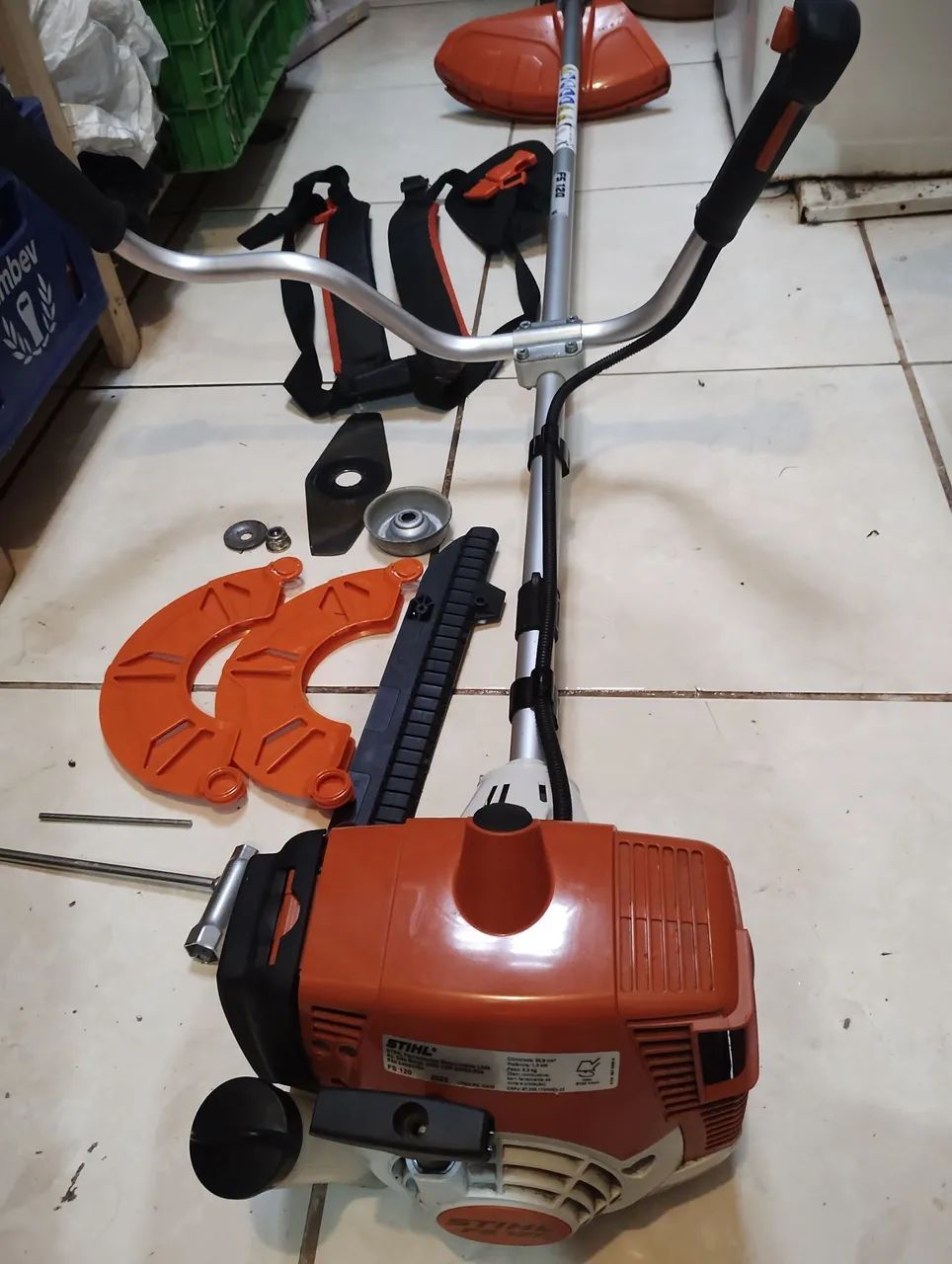 Roçadeira, semi nova tá em ótimo estado, vai com todos os apetrechos.