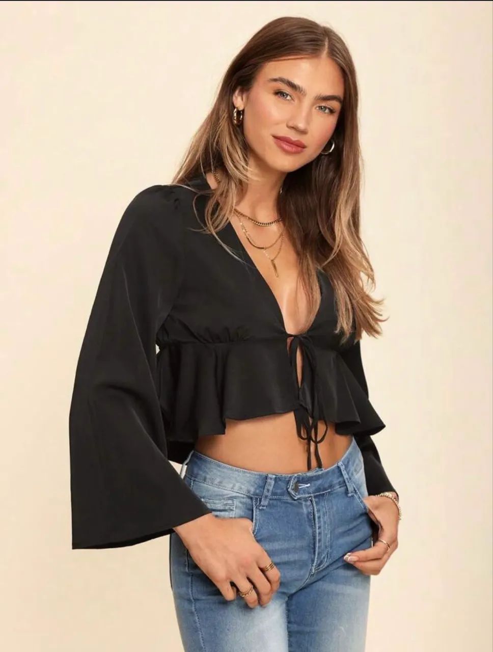 blusa peplum preta com decote v profundo e amarração frontal. Tamanho M - Foto 3