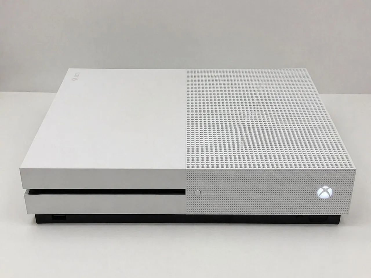 Xbox One S 1TB + Wired Controller - Working Perfectly427577421218467842