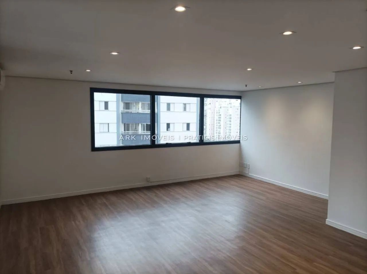 Sala Comercial a Passos do Metrô Vila Mariana, 39 m² com Vaga.
