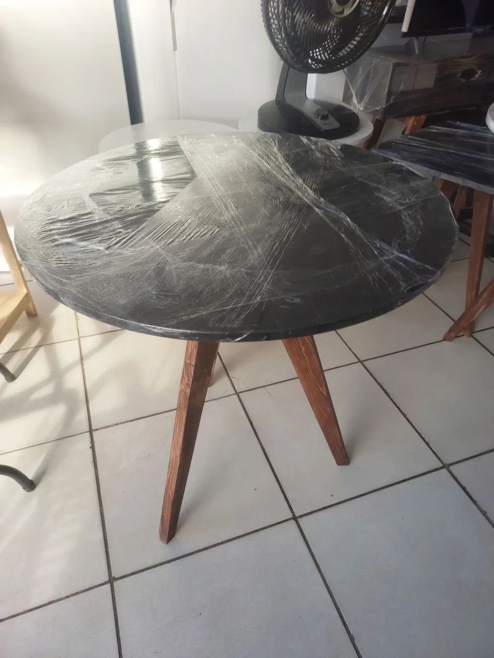 Mesa com tampo de mdf e pés de madeira nova 