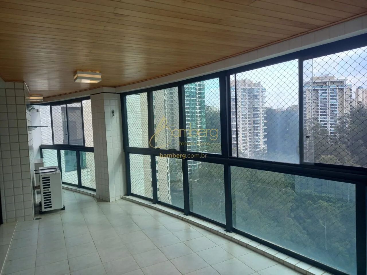 Panamby - 4 quartos, 3 suítes e 4 vagas + depósito