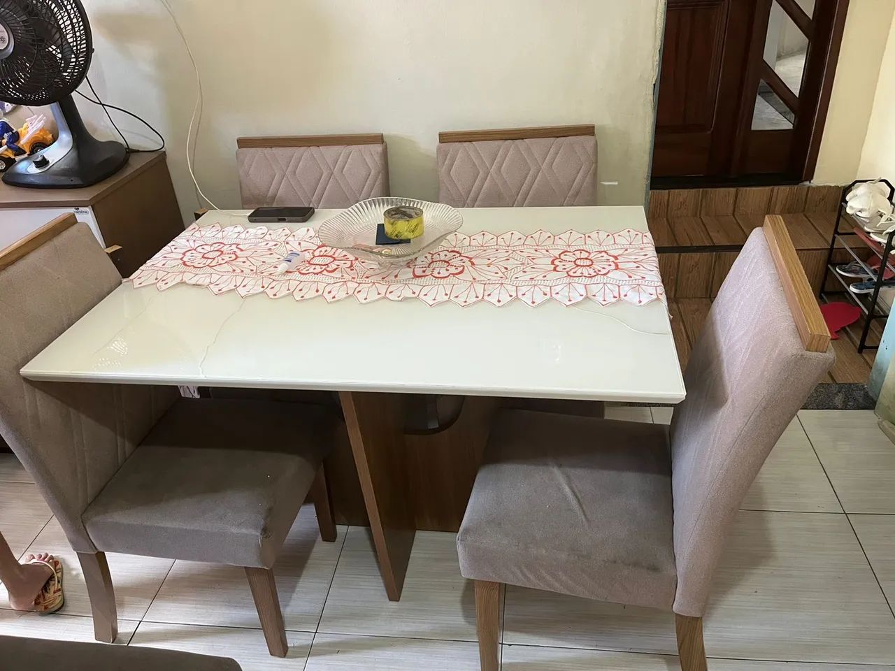Mesa com 4 cadeiras 