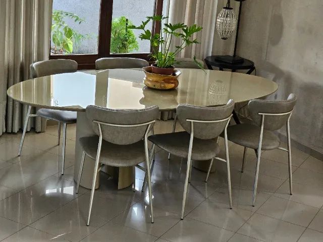 Conjunto de mesa e cadeiras de jantar.