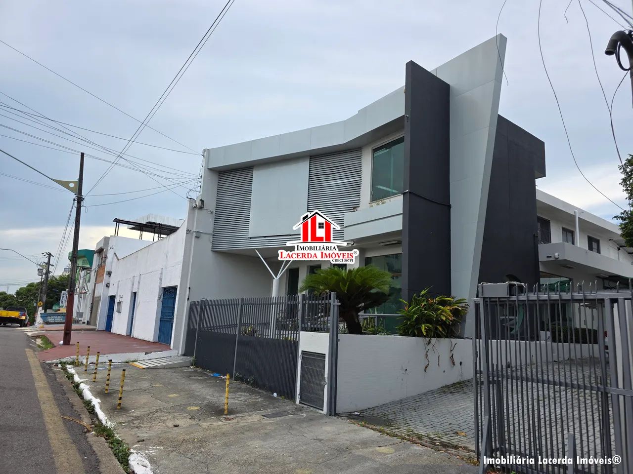 Prédio Comercial 525m² com 9 Salas e Estacionamento para 8 Carros no Centro, Terreno Com 4 - Foto 2