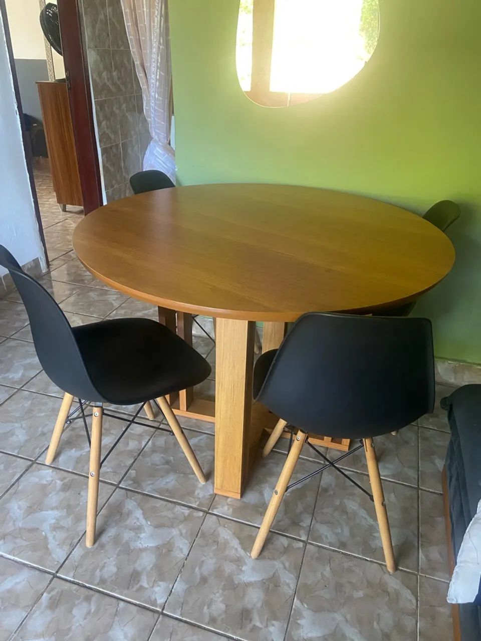 Mesa de madeira maciça com 4 cadeiras  - Foto 4