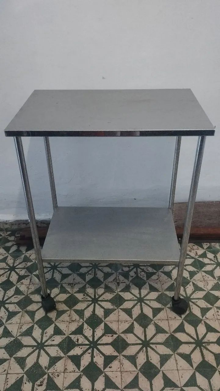 Mesa auxiliar de inox com rodinhas 