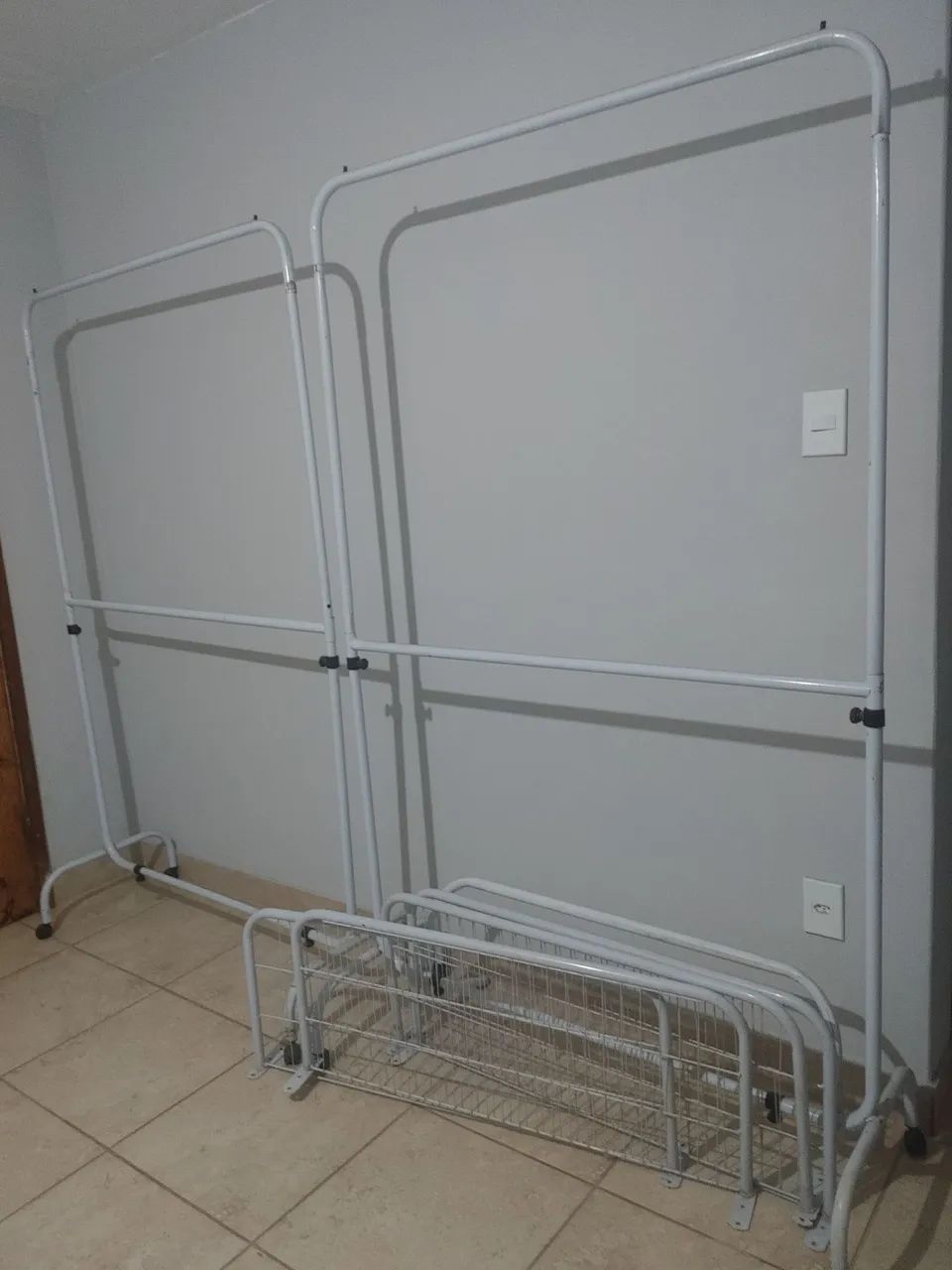 2 (duas) araras de roupa com rodinha usada 