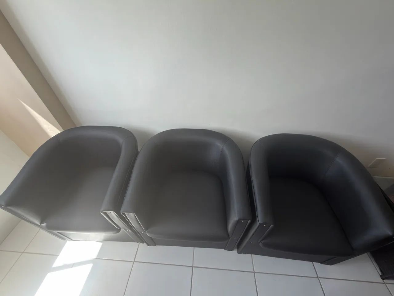 Jogo de Sofá e Poltronas preto de Courvin - Foto 2