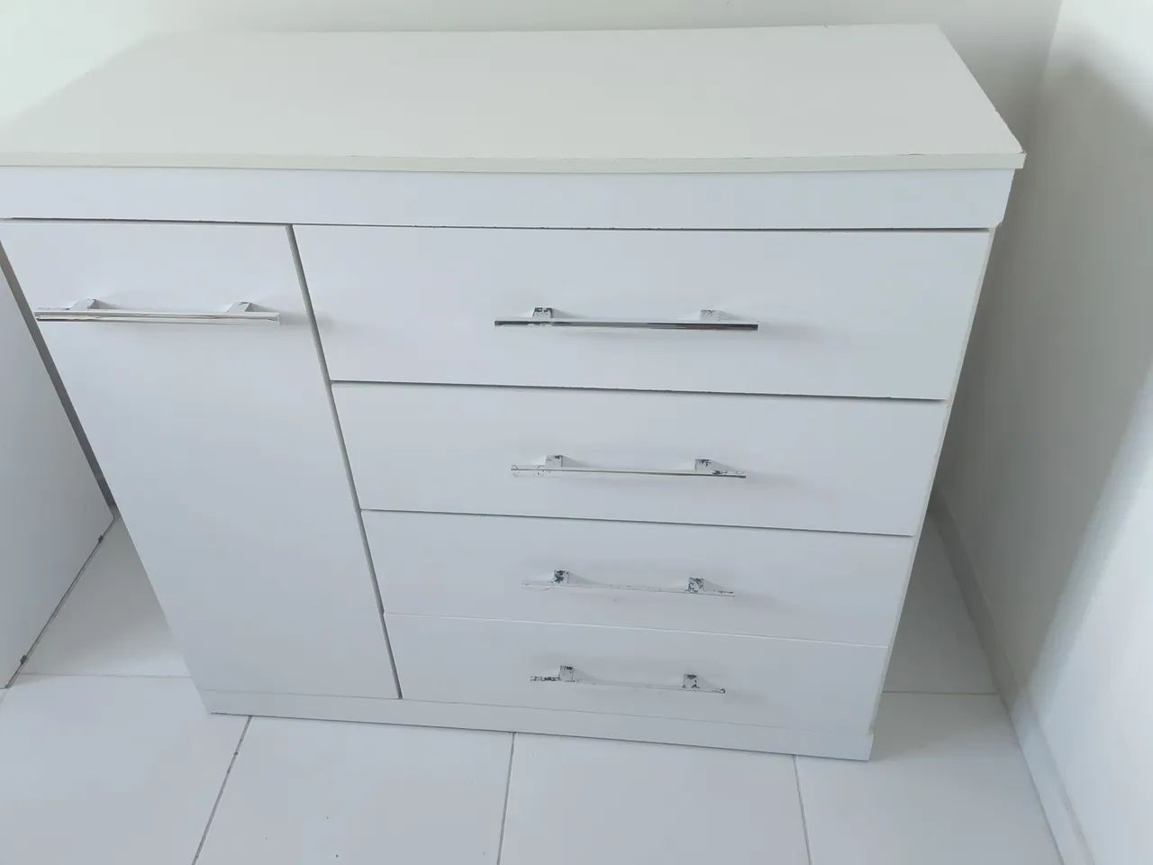 Cômoda com multiplas gaveta
