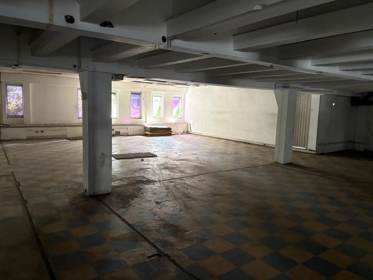 Vendo sala comercial com 590 metros banheiro interno vaga de garagem !