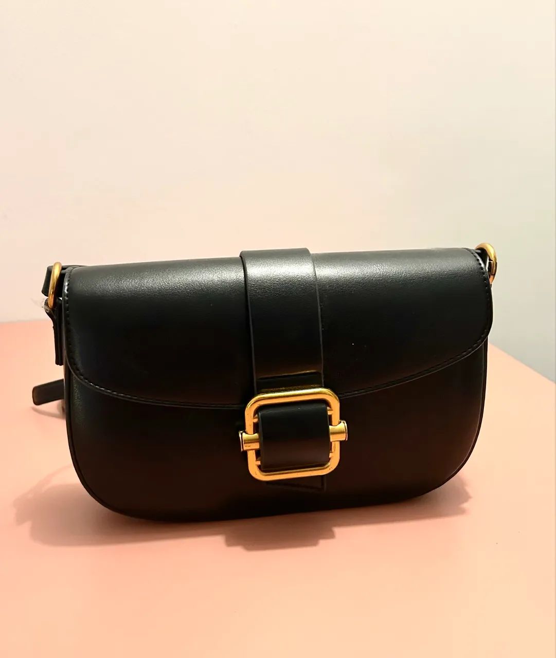 Bolsa preta de couro sintético e detalhes em dourado