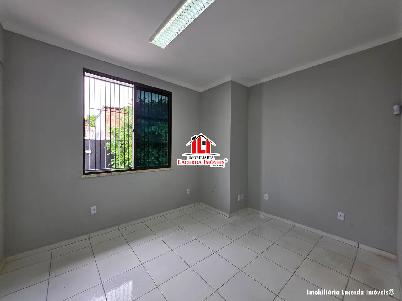 Prédio Comercial 525m² com 9 Salas e Estacionamento para 8 Carros no Centro, Terreno Com 4 - Foto 3