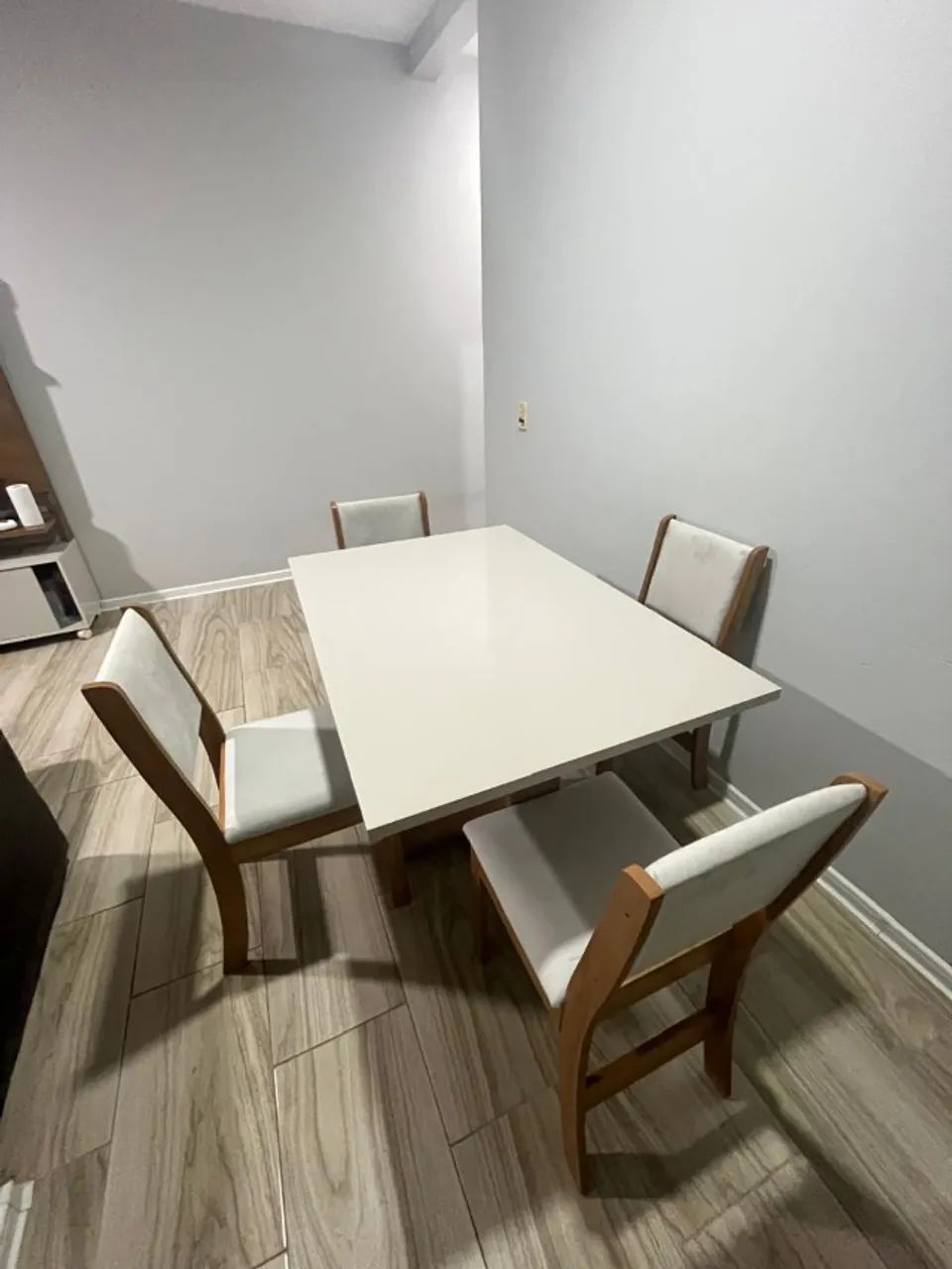 Mesa de jantar c/ 4 cadeiras