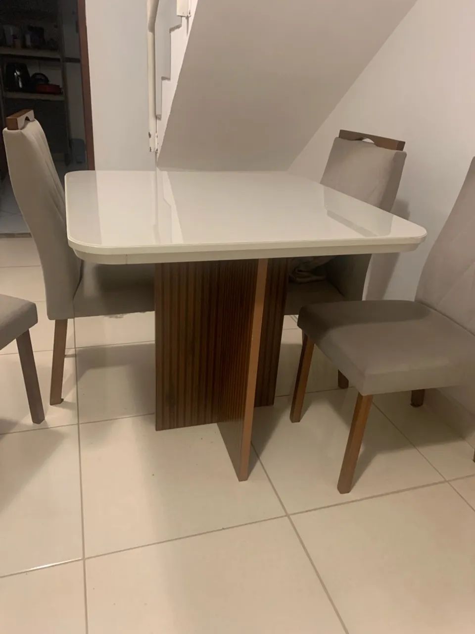 Mesa com tampo off white 90x90