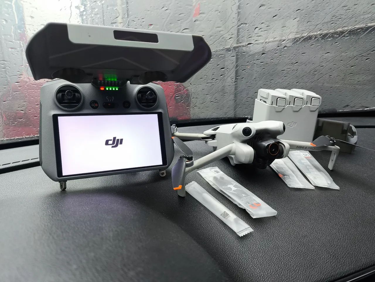 Drone DJI Mini 4 Pro RC Tela Combo Plus