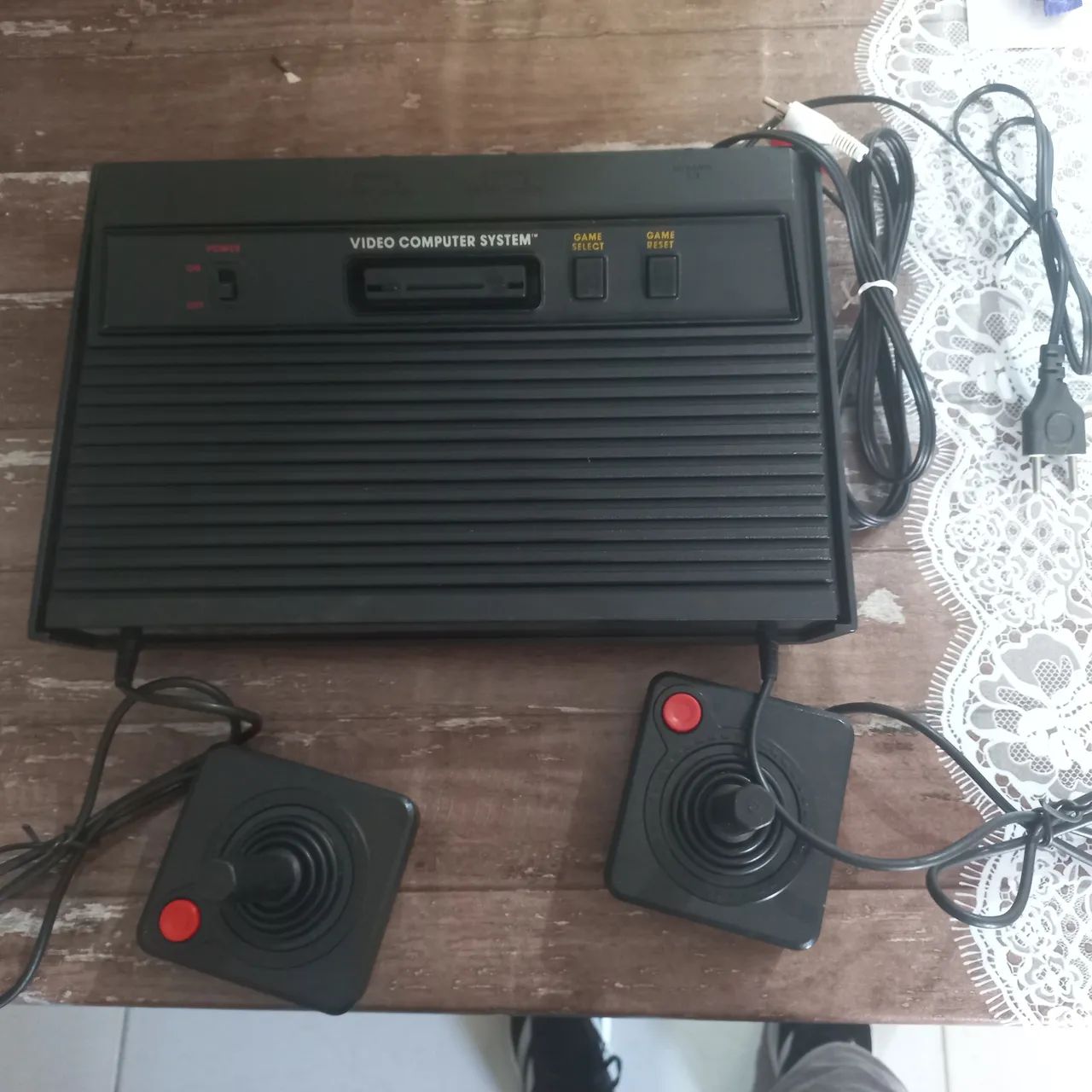Atari 2600s c/2 Joystick, c/AV Mode e On/Off seguro. - Foto 2