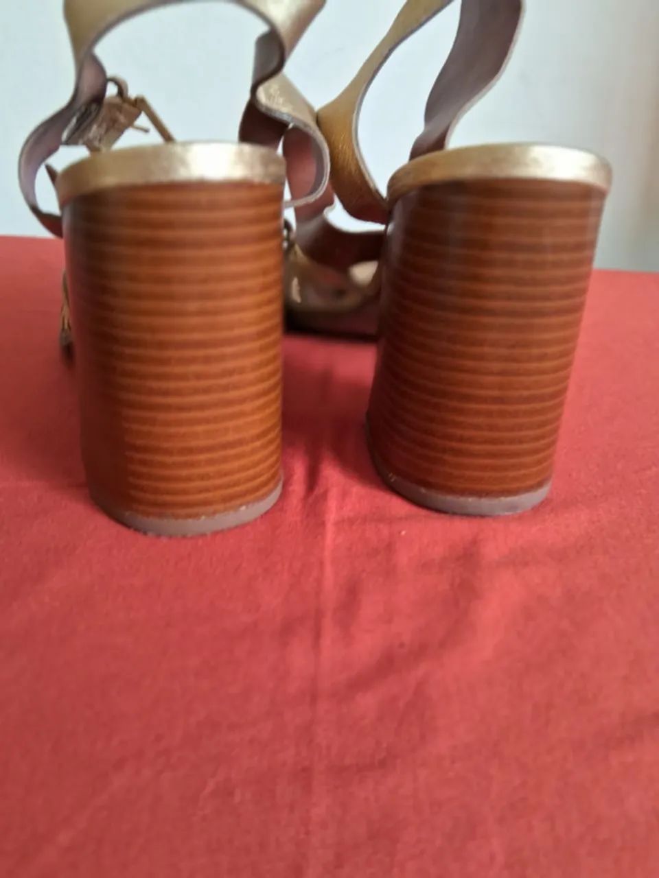 Sandália Arezzo dourada - Foto 2