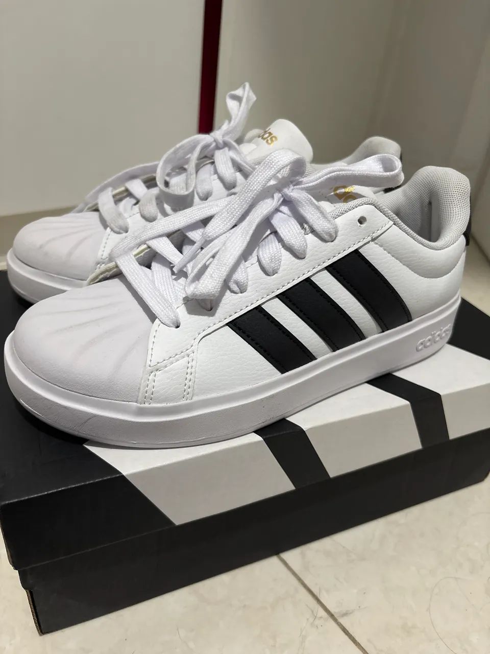 Tênis Adidas branco original nunca usado!