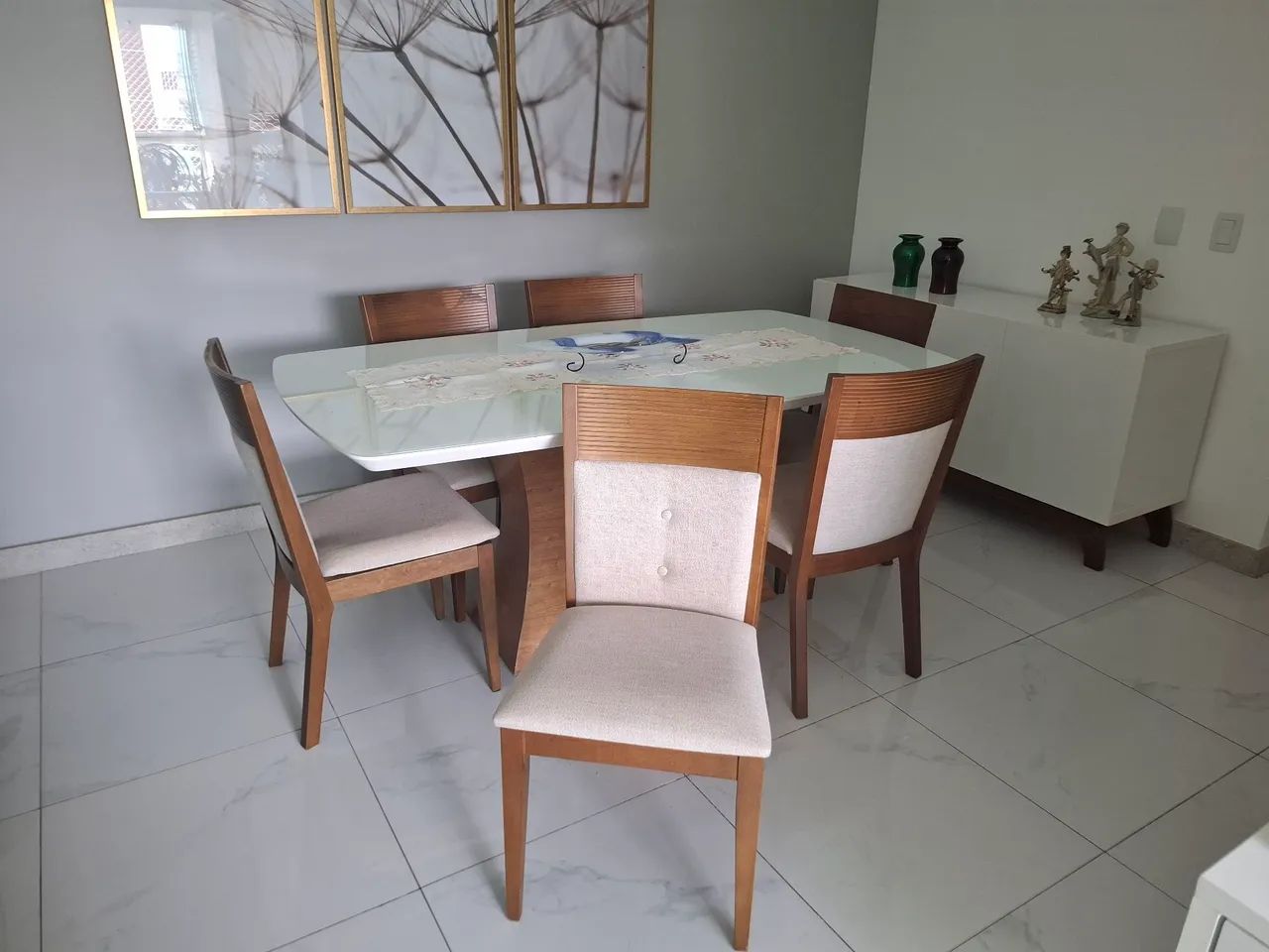 Vendo sala de Jantar mesa com cadeiras em madeira . 1,80 cm 