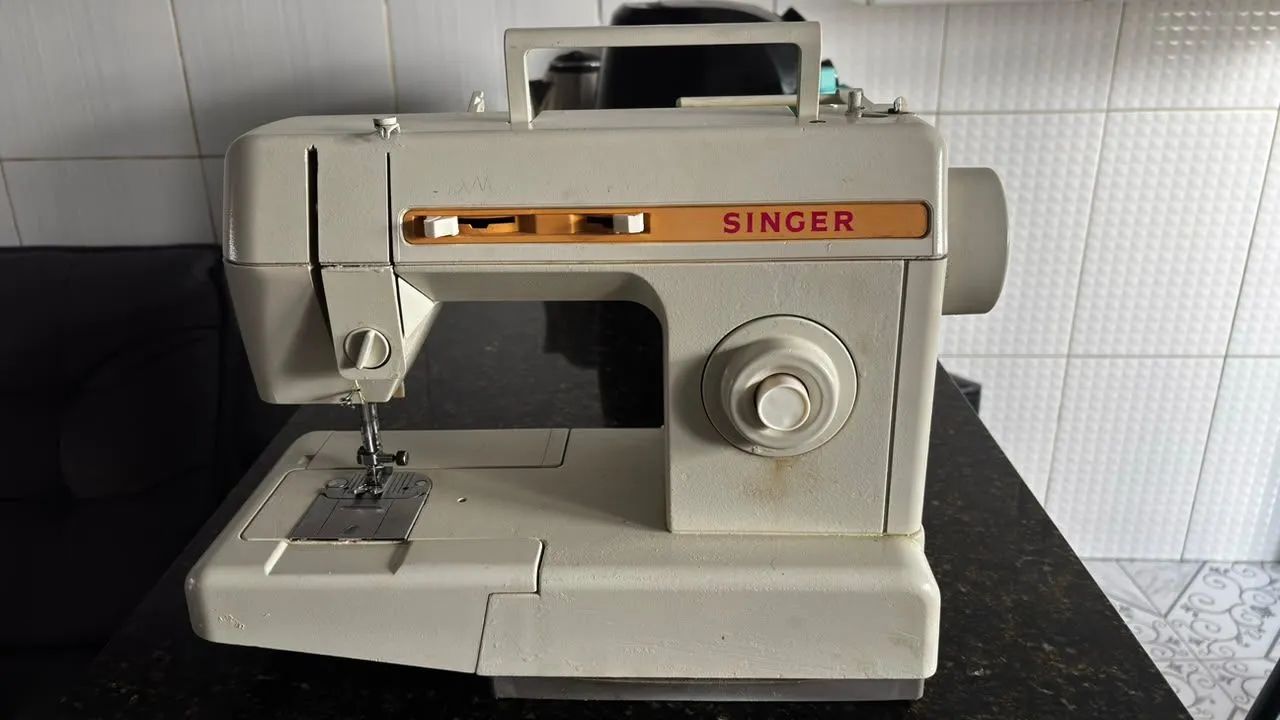 Máquina singer funcionando 